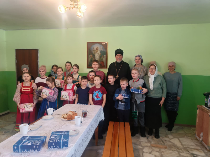 В храме Покрова Пресвятой Богородицы села Старобелокуриха прошел Рождественский утренник для детей